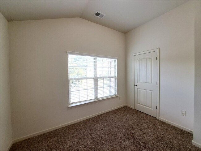 Building Photo - 867 Pine Ln