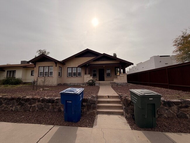 Building Photo - 1030 E 7th St