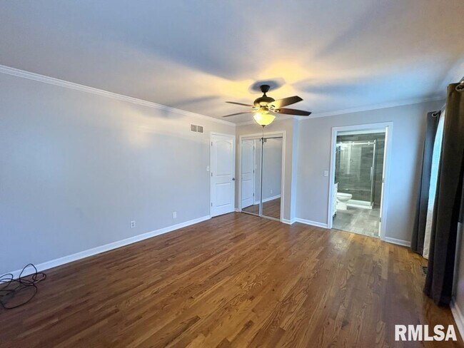 Building Photo - 6891 N Fox Point Dr