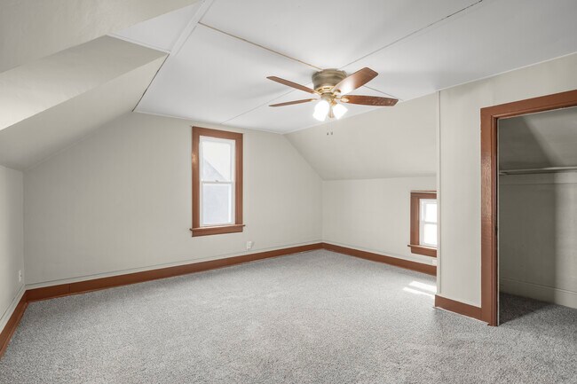 Building Photo - 521 Main St E