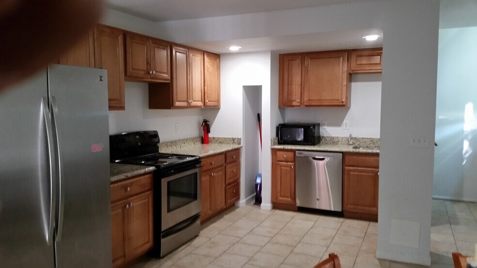 Building Photo - 1130 S Forest Ave