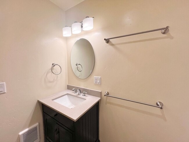 Building Photo - 1/1 Apartment in the heart of Sisters, OR!