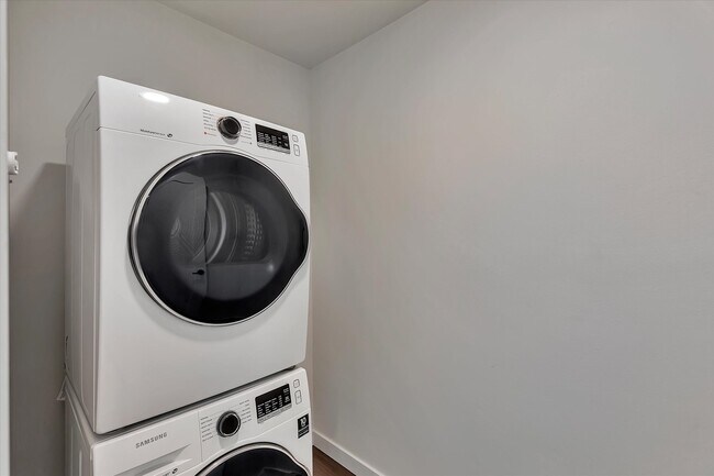 Building Photo - 1907 15th Ave S