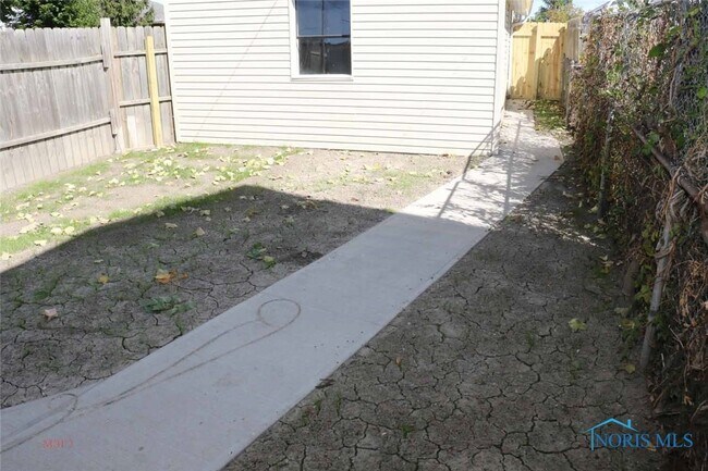 Building Photo - 129 Oswald St