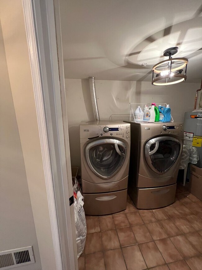 Building Photo - Stunning 2 bedroom and 3 Bathroom Townhome Style Condo / w Pool