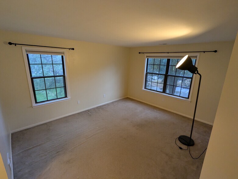 Building Photo - 1008 Woodhaven Dr