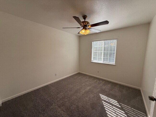 Building Photo - 4 bed 2.5 bath 2 story home available now!