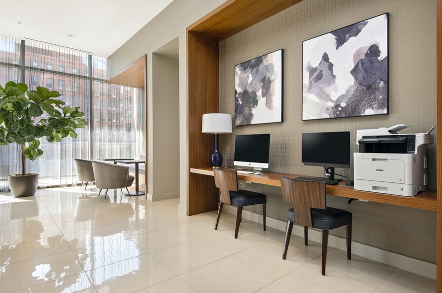 Building Photo - 1212 N La Salle Dr