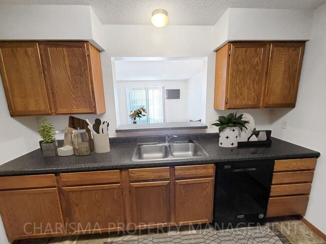 Building Photo - SPACIOUS ONE BEDROOM UNIT, WITH GREAT AMEN...