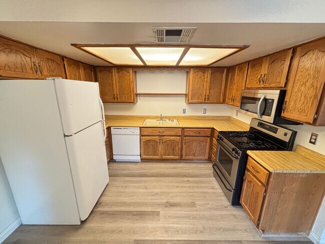 Building Photo - Gorgeous condo is a spacious 2Bed/2Bath un...