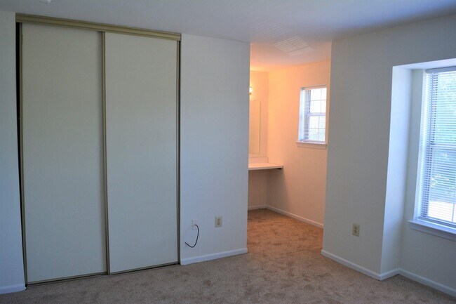 Building Photo - 361 Kent Ln