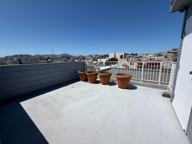 Building Photo - Luxury Pacific Heights 3BD/2.5BA with Private Rooftop Deck