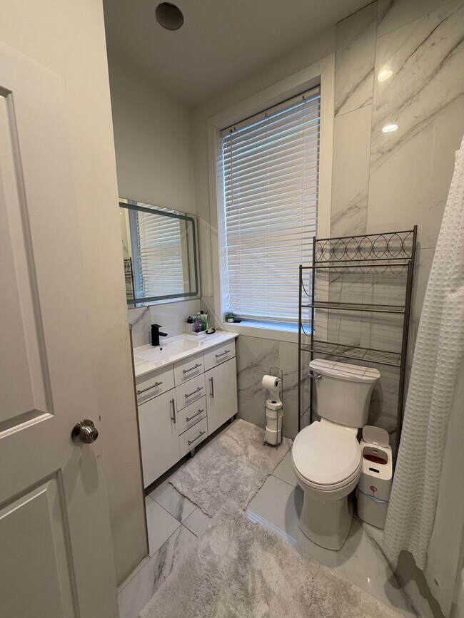 Building Photo - Move-In Ready 4BR Home in the Heart of Port Richmond!