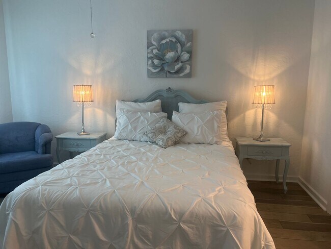 Building Photo - NEW PRICE on Adorable 1BR/1BA Condo in Downtown Venice