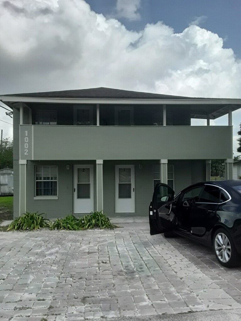 Building Photo - 1002 Avenue E