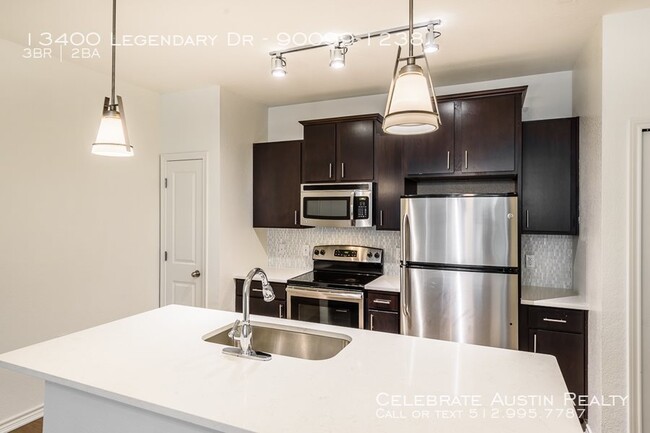 Building Photo - New Luxurious Apartments North Austin!