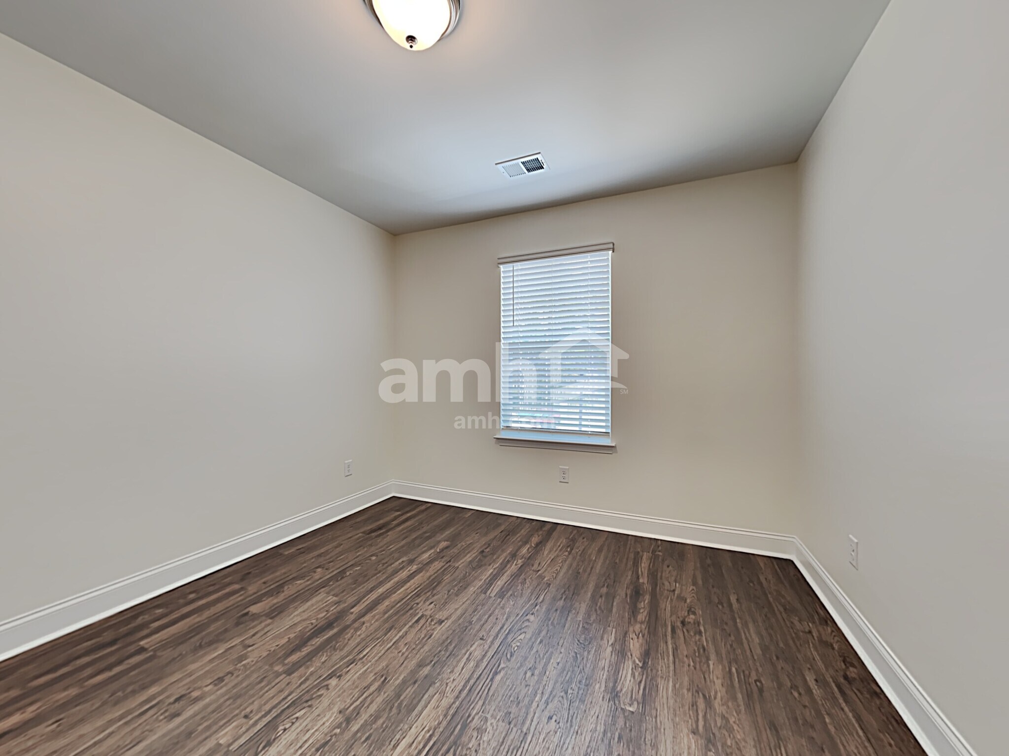 Building Photo - 505 W Lionel Rd