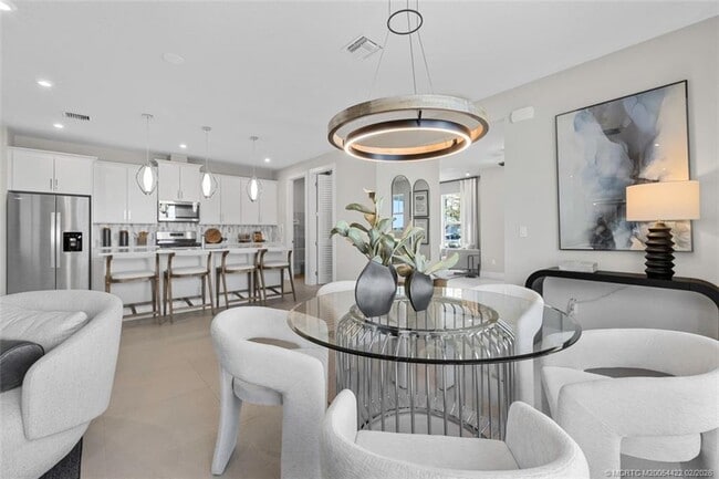 Building Photo - 823 SW Pr Ave