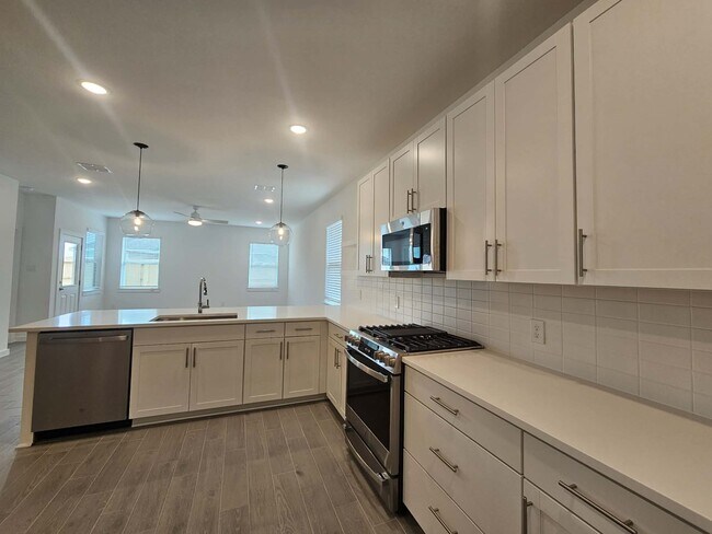 Building Photo - 8338 Bay Oaks Dr