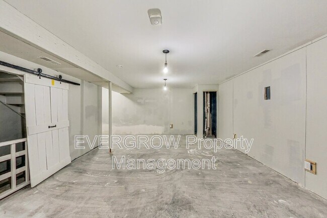 Building Photo - 1115 Spend a Buck Ct