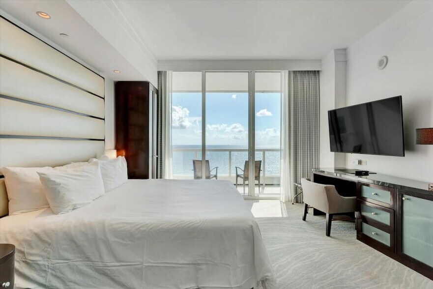 Building Photo - 4391 Collins Ave