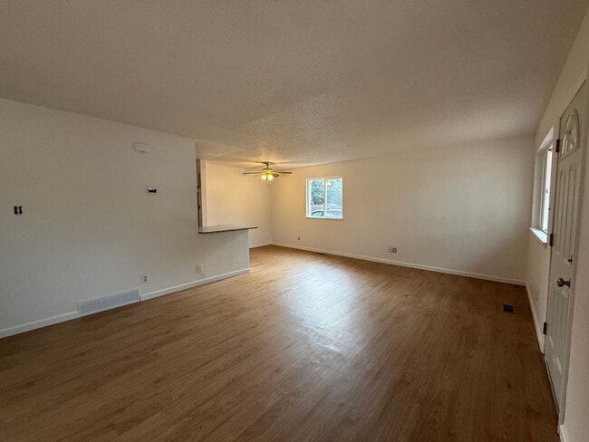 Building Photo - Cute Updated 2 Bedroom House