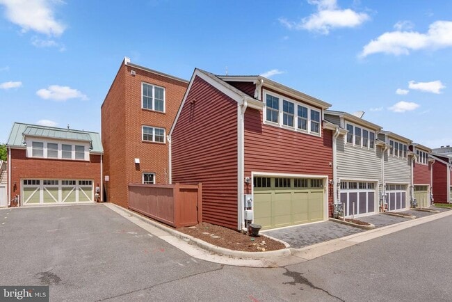 Building Photo - 711 McKenzie Ave