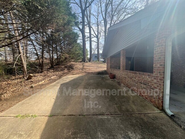 Building Photo - 8293 Lakeview Dr SW