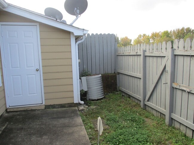 Building Photo - 2 BR Townhome! Looks Great!