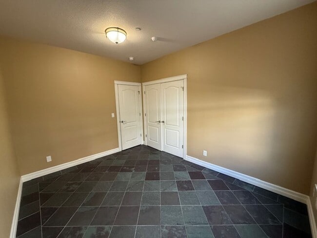 Building Photo - 3 Bedroom 2 Bath 55 and Old Community Newberg OR