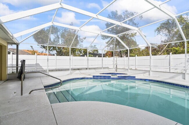 Building Photo - Palm Harbor Pool Home