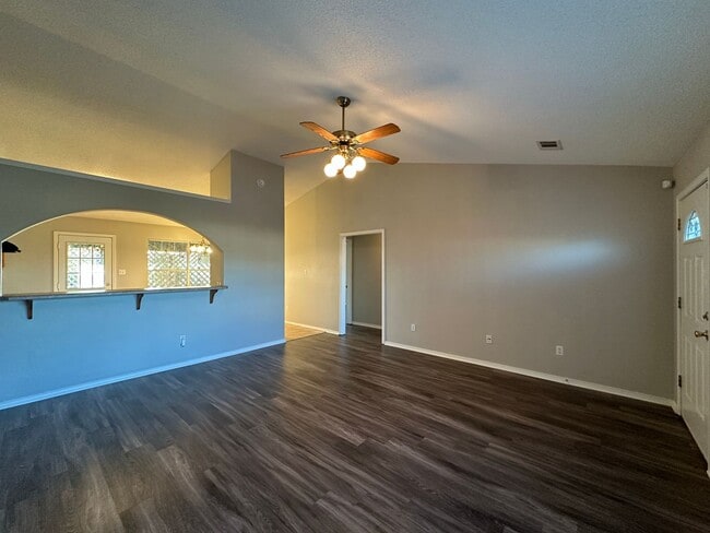 Building Photo - Gorgeously Updated 3 Bed 2 Bath 2 Car Garage