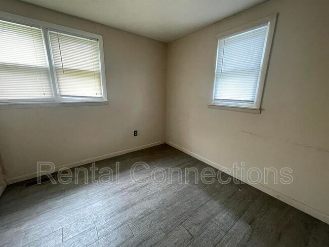 Building Photo - 402 S Bentley St