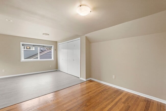 Building Photo - Nice 4-bed, 2-bath single-family home with air-conditioning near Hawthorne Hill in Seattle for rent!