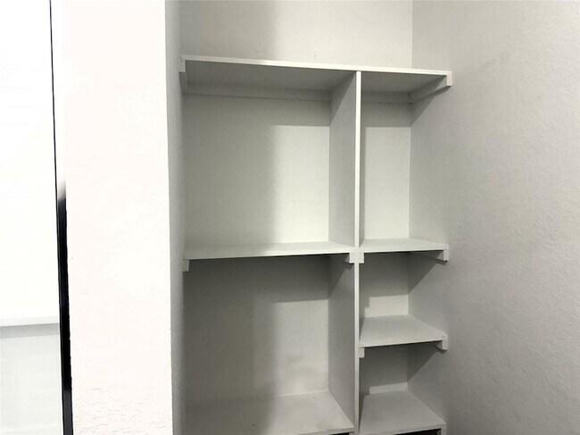 Building Photo - 519 Louis Ln