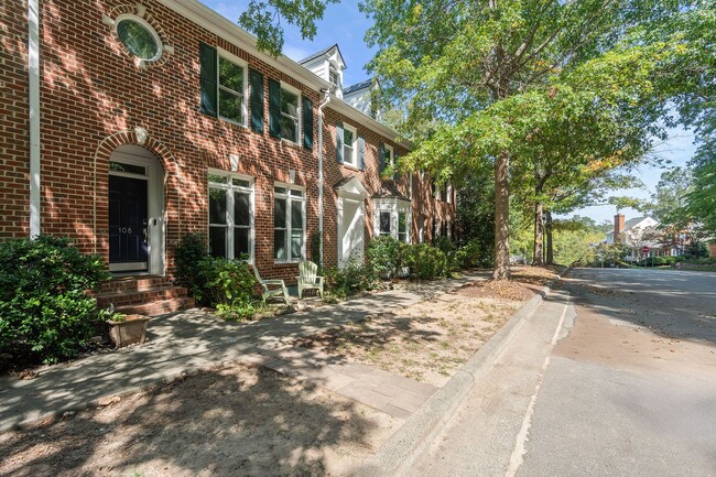 Building Photo - Beautiful Southern Village townhome - Furn...