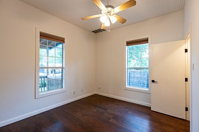 Building Photo - Urban Charm Meets Modern Living in the Heart of East Austin!