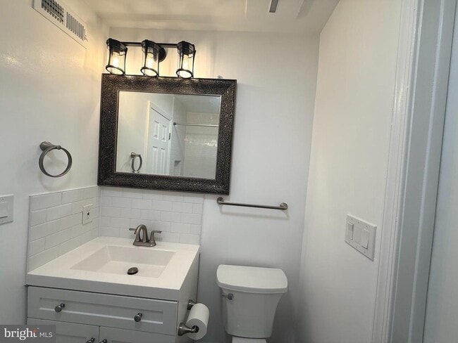 Building Photo - 7419 Farnum St