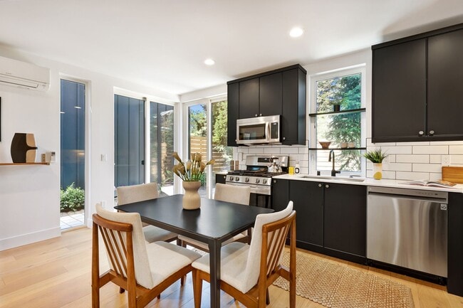 Building Photo - 2bd/1.5ba Seattle Condo