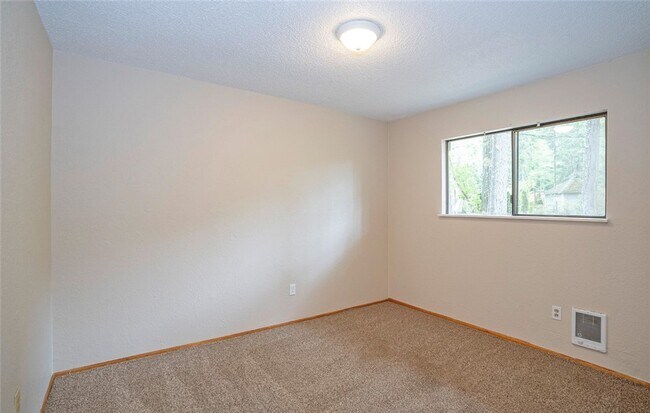 Building Photo - Spacious Rambler Retreat Nestled on an Acr...