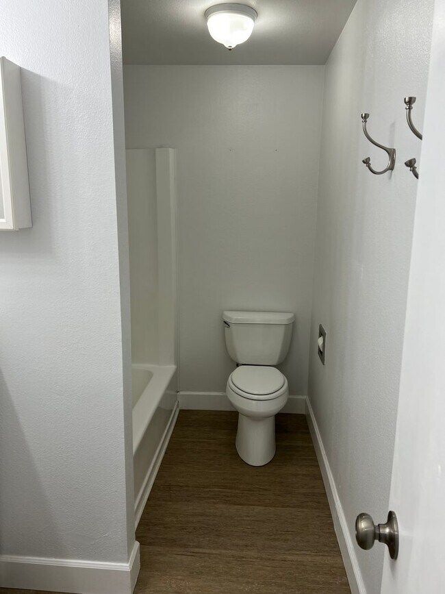 Building Photo - Beautiful 3 bedroom 2 bath house in Eugene!  $500 OFF YOUR FIRST MONTH'S RENT!