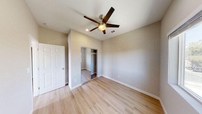Building Photo - 5BD/2BA, Great Sunroom!