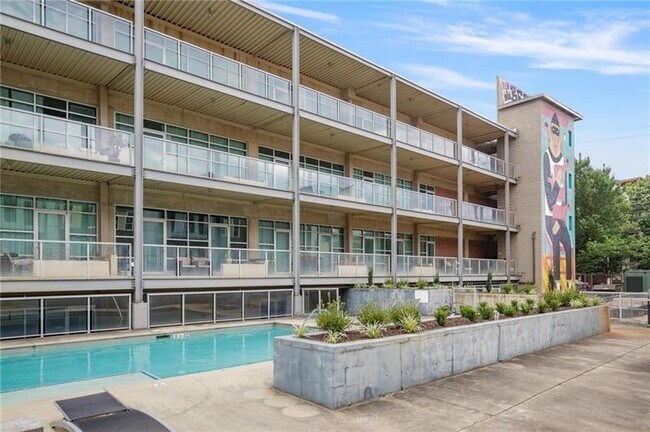 Building Photo - 890 Memorial Dr SE