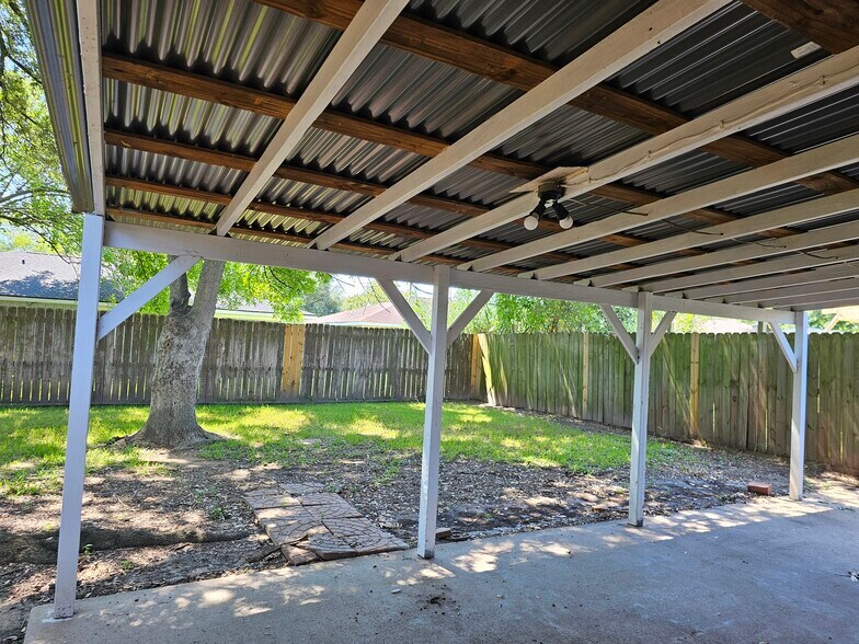 Building Photo - 9806 Thrush St