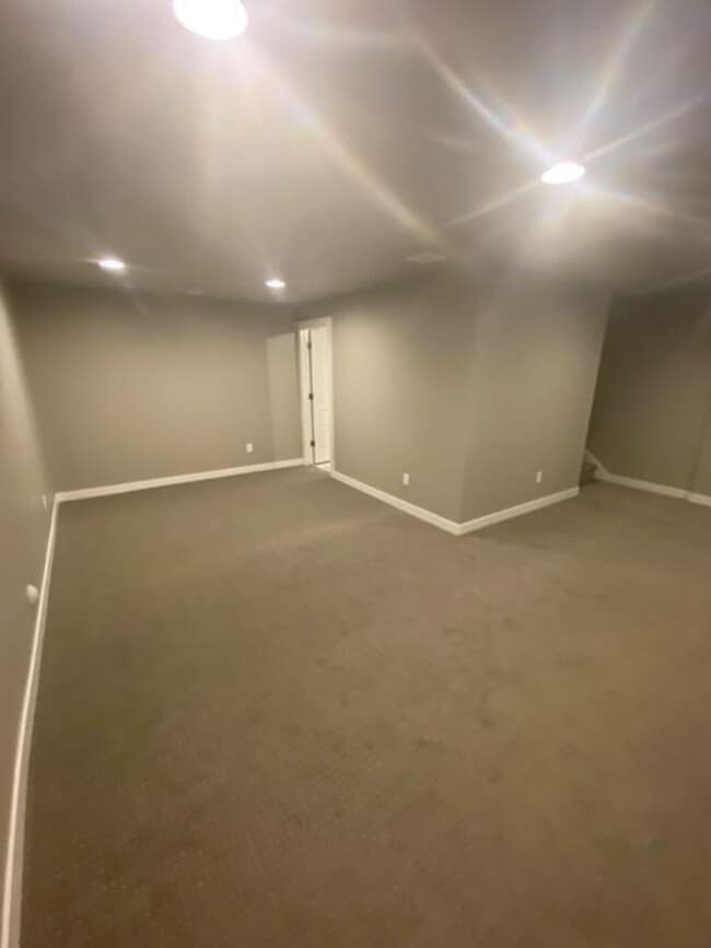Building Photo - Beautiful Bountiful Townhome