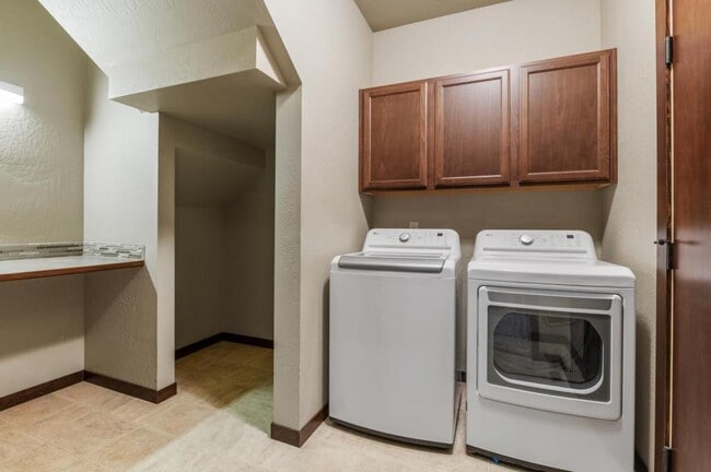 Building Photo - 6683 N Madellaine Dr