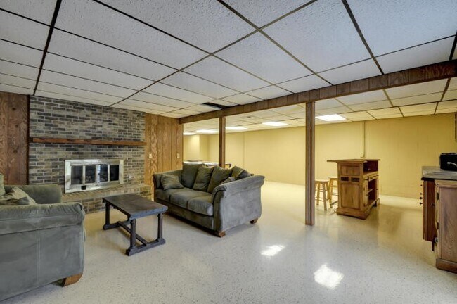 Building Photo - Spacious 4-Bedroom Home with Attached Garage in Salem Lakes