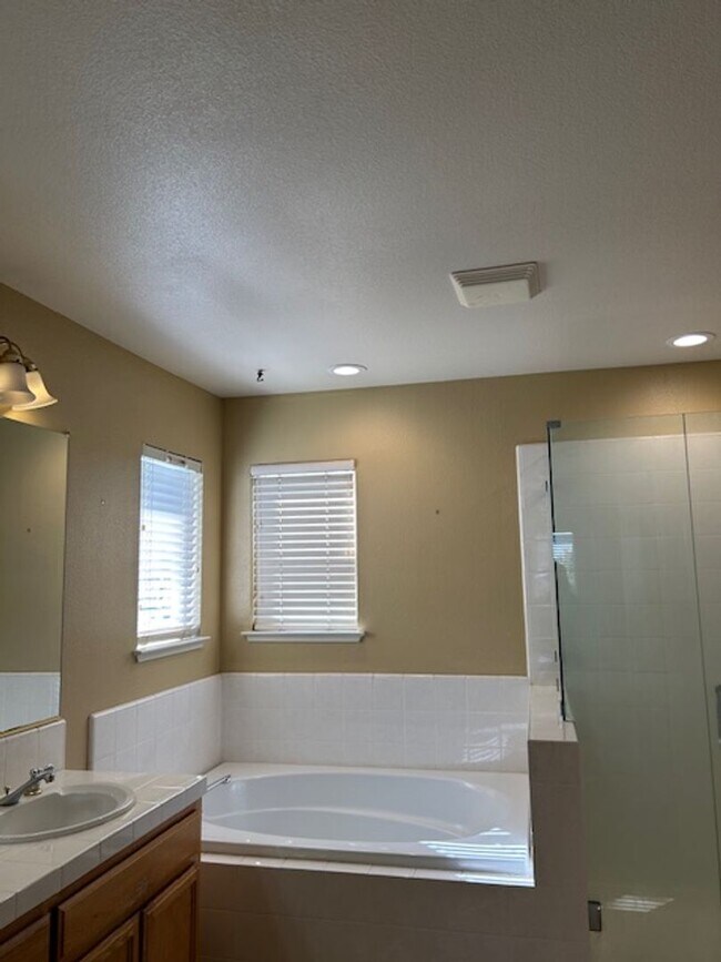 Building Photo - Spacious 4 bedroom, 2.5 Bathroom Available...