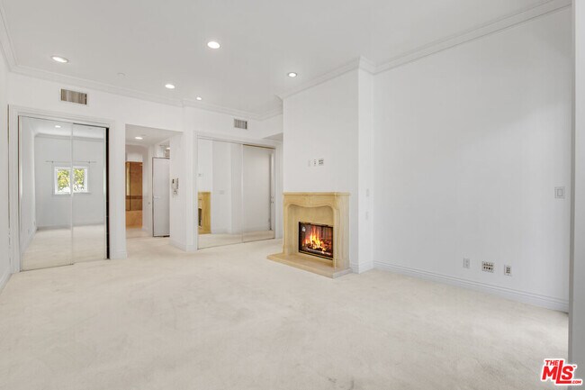 Building Photo - 132 S Maple Dr