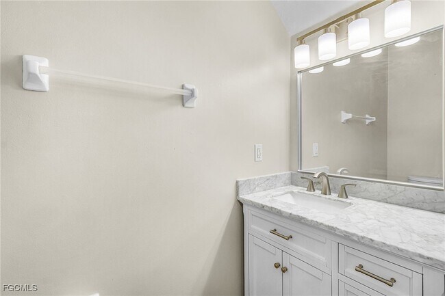 Building Photo - 10094 Poppy Hill Dr